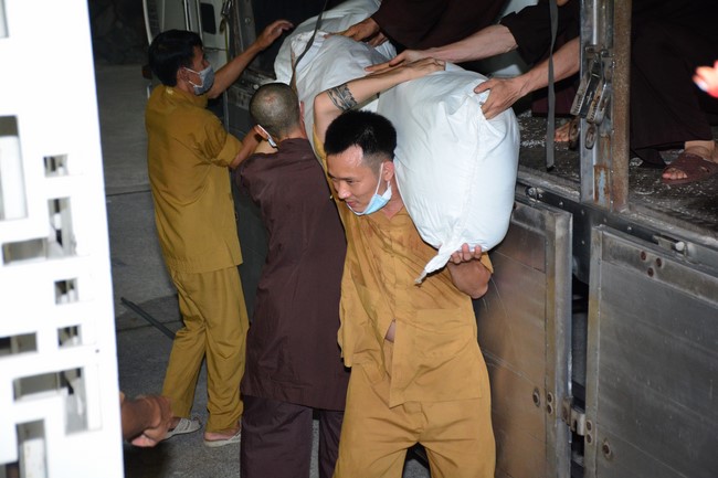 Continuing to support people in need in the Covid-19 pandemic of Hoang Phap Pagoda (series 4)